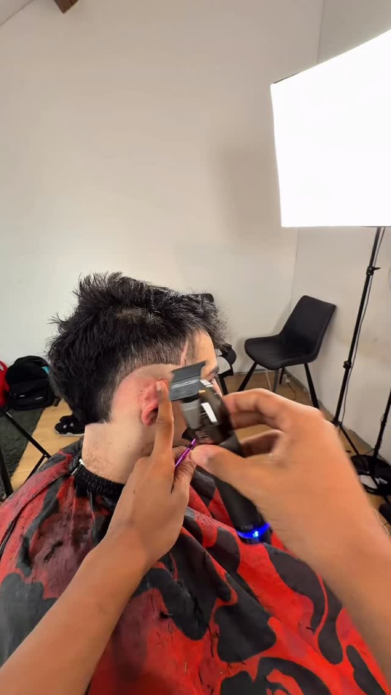 Burst fade avec design tracé à la tondeuse