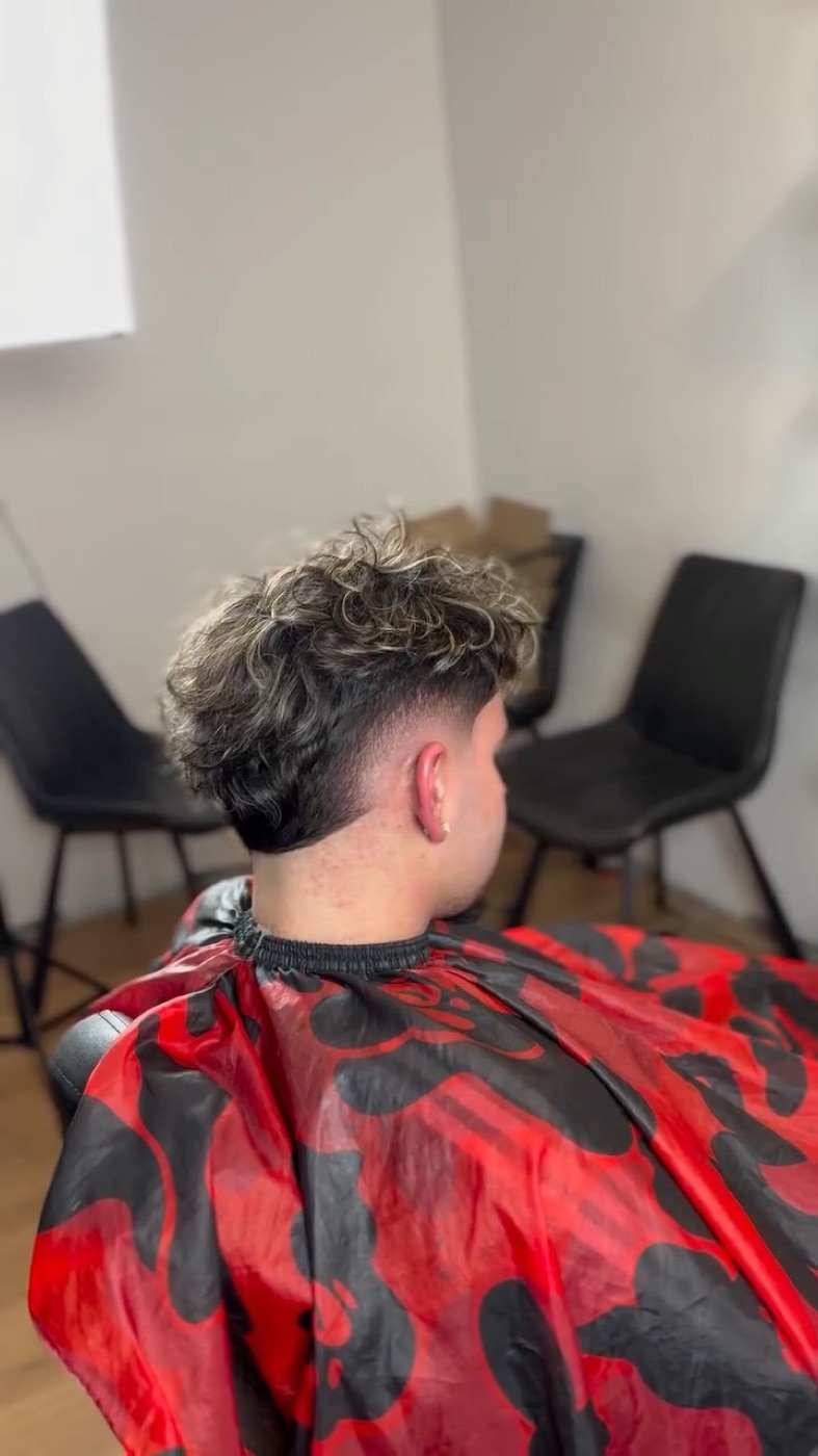 Coupe bouclée avec fade bas