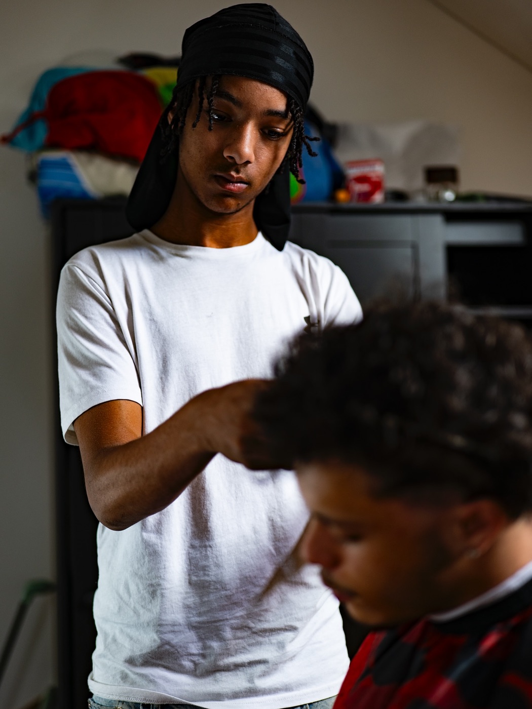 Le barber en pleine coupe